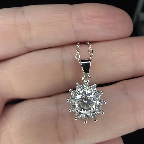 ✨ 1CT Moissanite Snowflake Pendant – S925 Sterling Silver (18”) - Picture 4 of 4